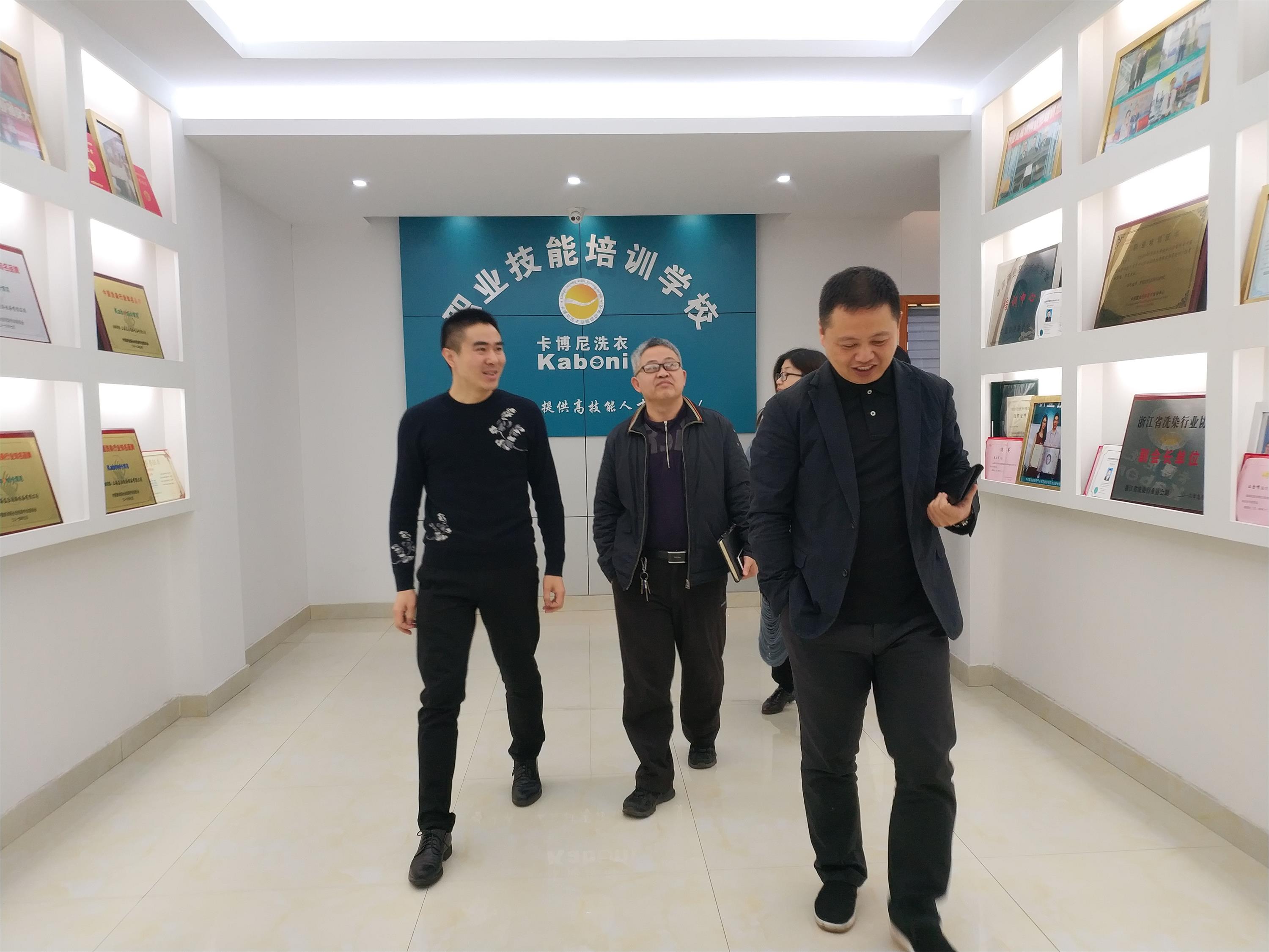<b>3月13日浙江商務局李局長來公司參觀公司并指導</b>